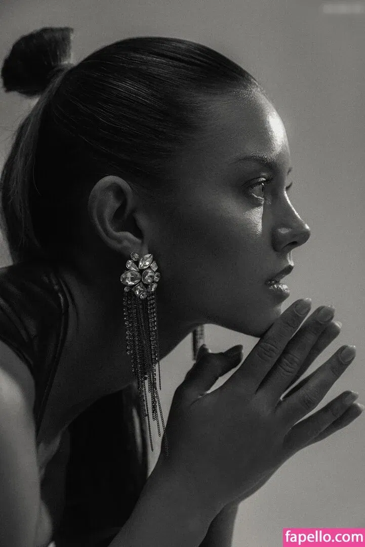 Nicola Cavanis Onlyfans Photo Gallery 