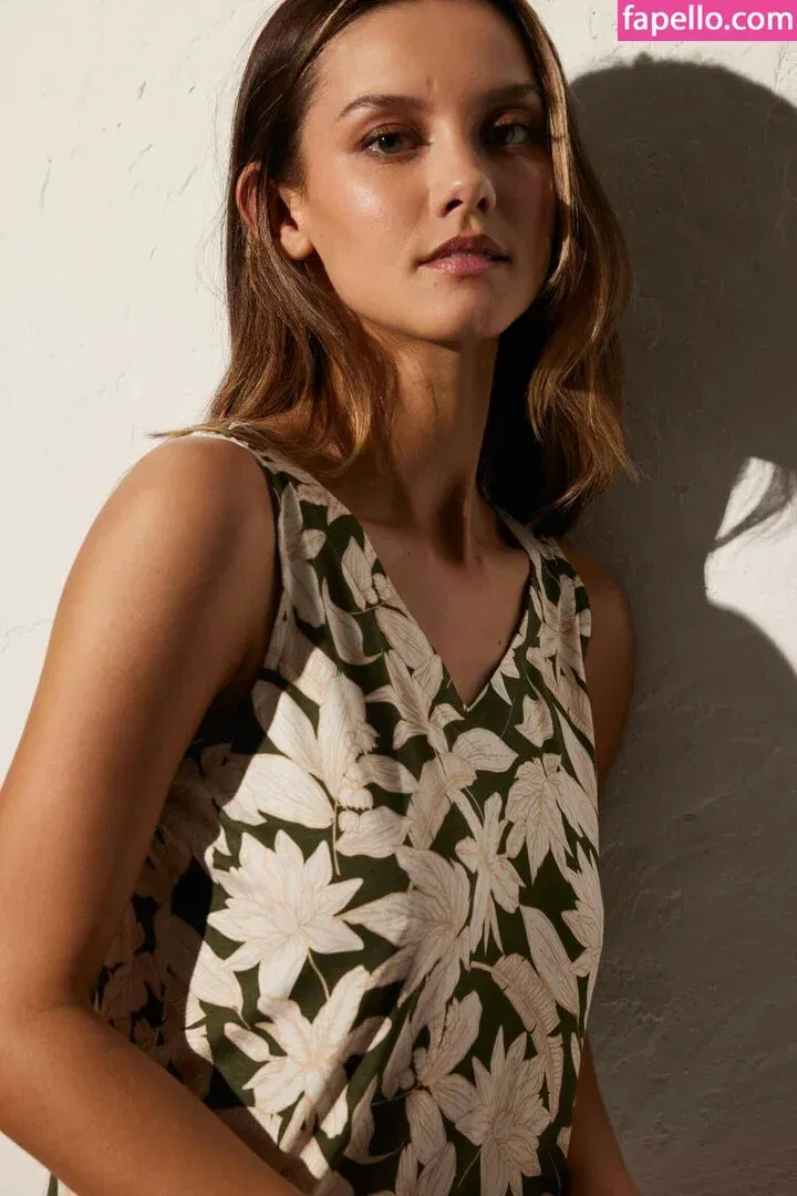 Nicola Cavanis Onlyfans Photo Gallery 