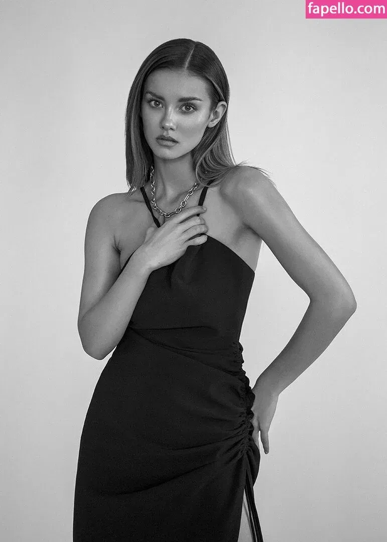 Nicola Cavanis Onlyfans Photo Gallery 