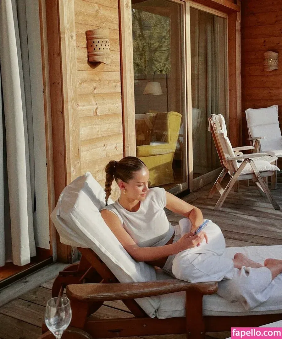 Nicola Cavanis Onlyfans Photo Gallery 