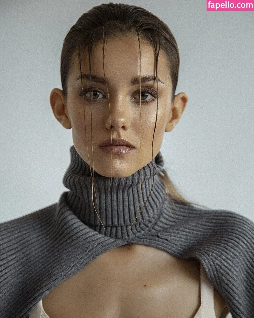 Nicola Cavanis Onlyfans Photo Gallery 