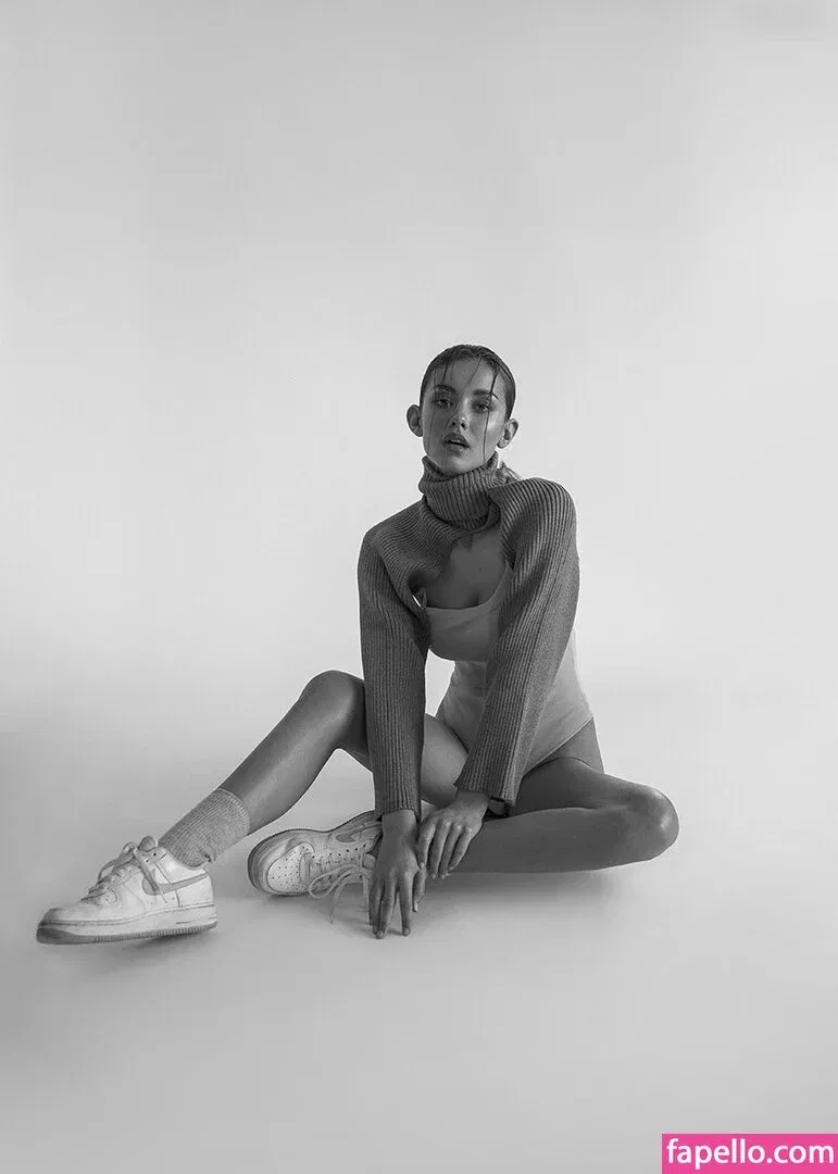 Nicola Cavanis Onlyfans Photo Gallery 