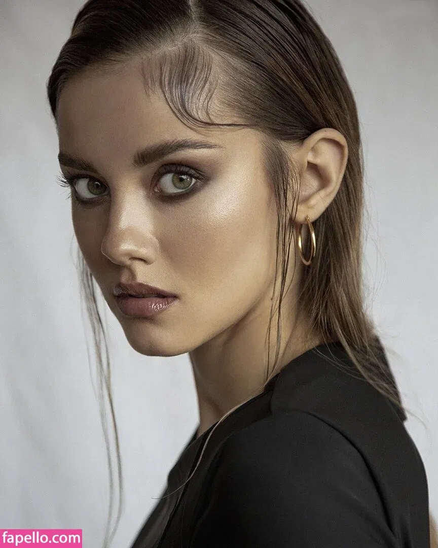 Nicola Cavanis Onlyfans Photo Gallery 