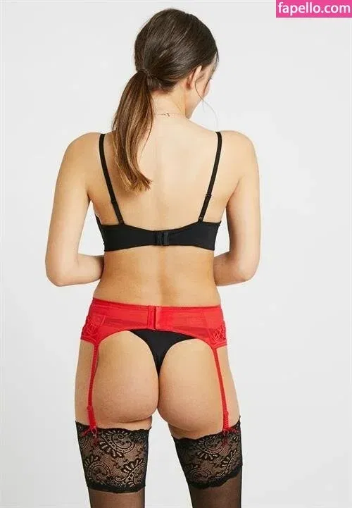 Nicola Cavanis Onlyfans Photo Gallery 