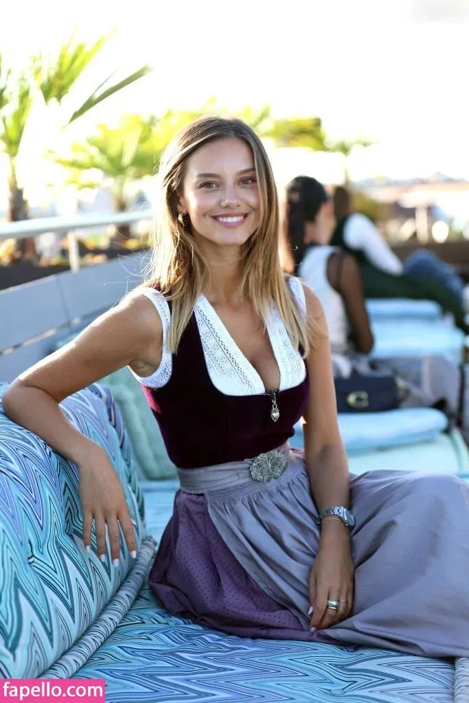 Nicola Cavanis Onlyfans Photo Gallery 