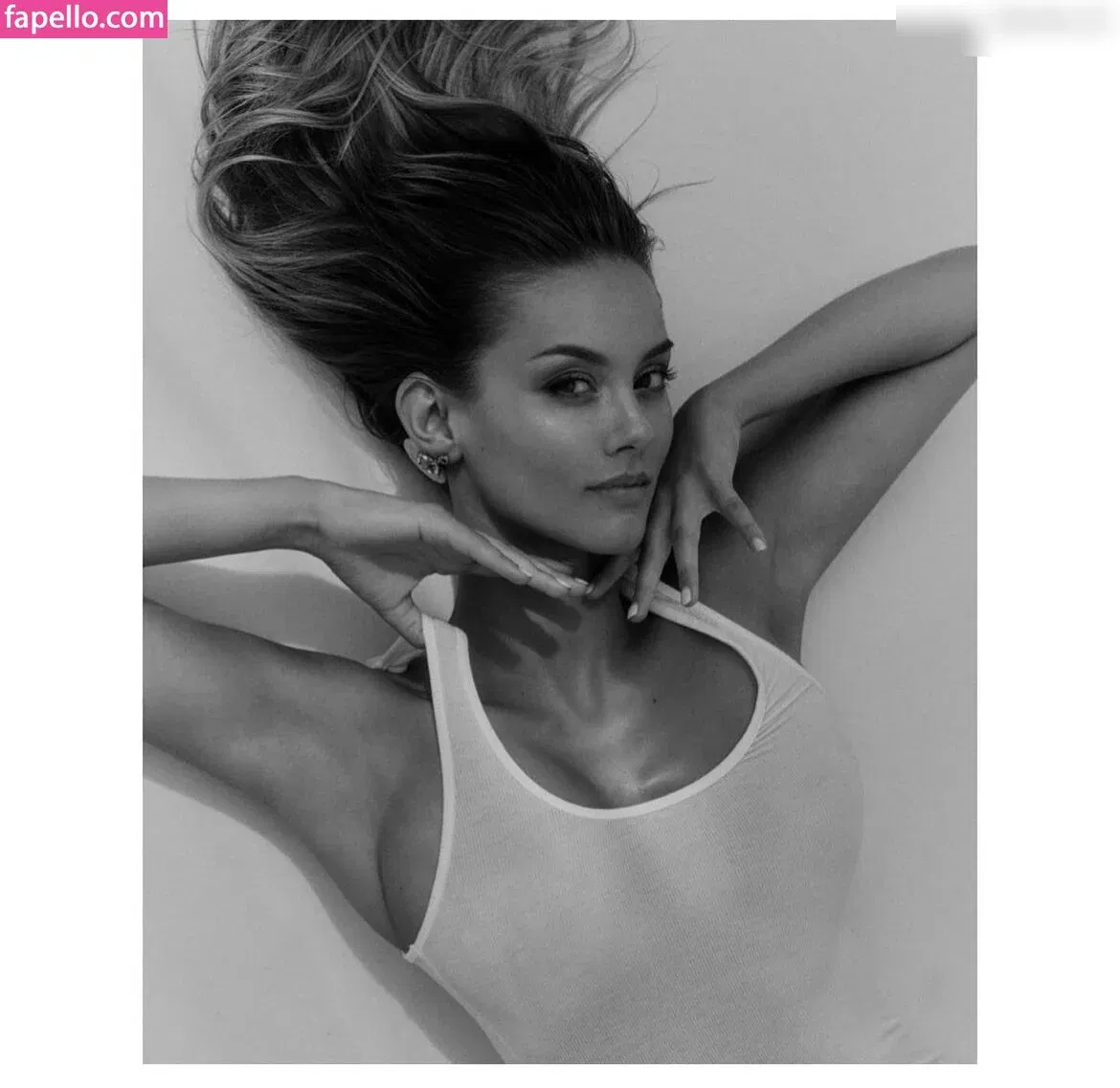 Nicola Cavanis Onlyfans Photo Gallery 