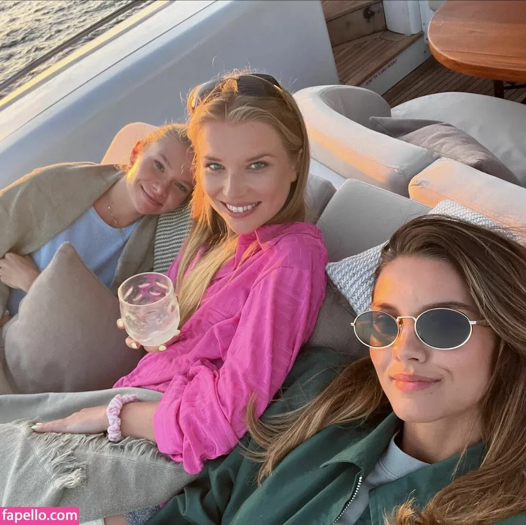 Nicola Cavanis Onlyfans Photo Gallery 