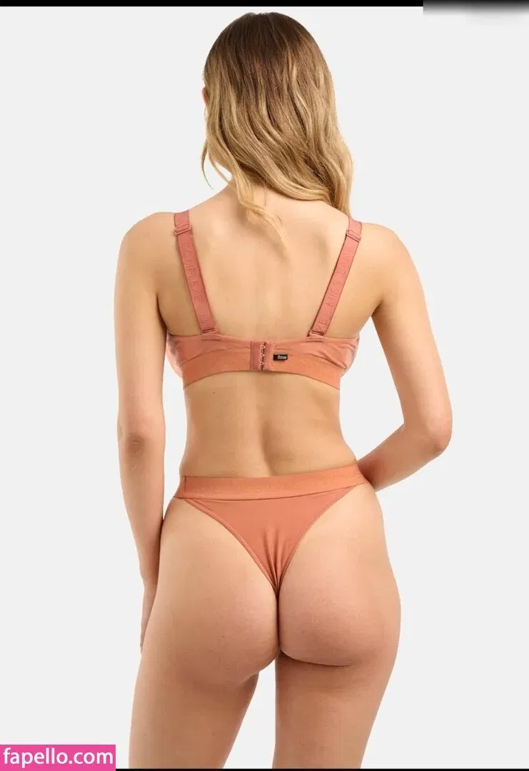 Nicola Cavanis Onlyfans Photo Gallery 