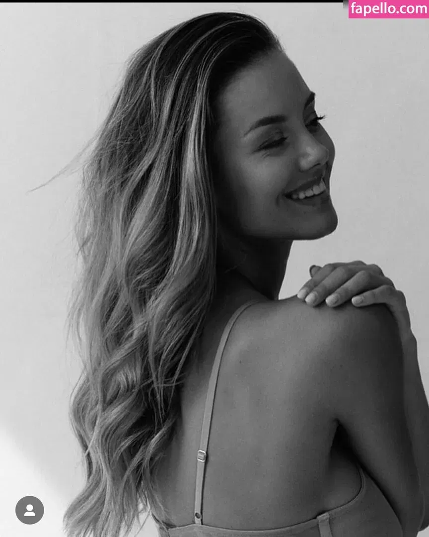 Nicola Cavanis Onlyfans Photo Gallery 