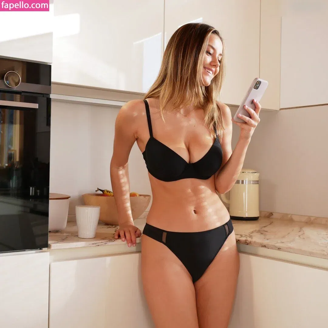 Nicola Cavanis Onlyfans Photo Gallery 