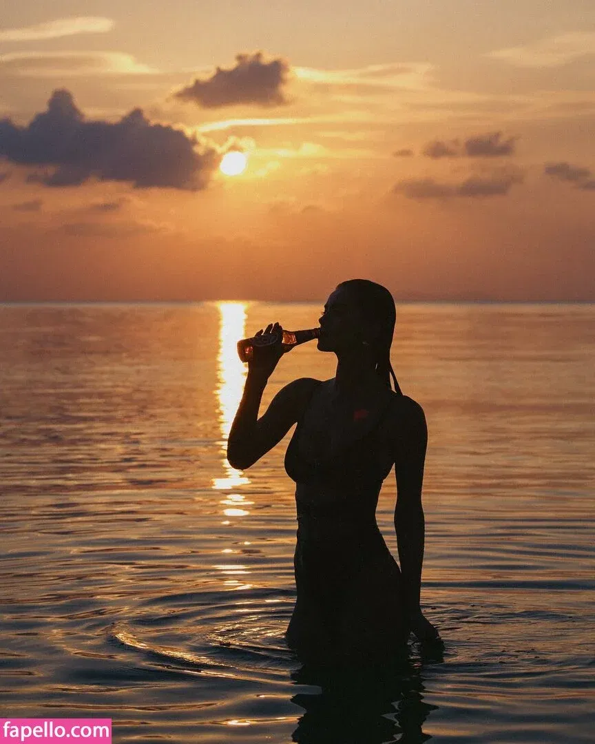 Nicola Cavanis Onlyfans Photo Gallery 