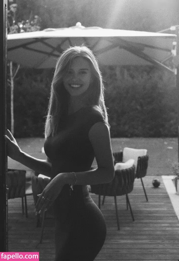 Nicola Cavanis Onlyfans Photo Gallery 