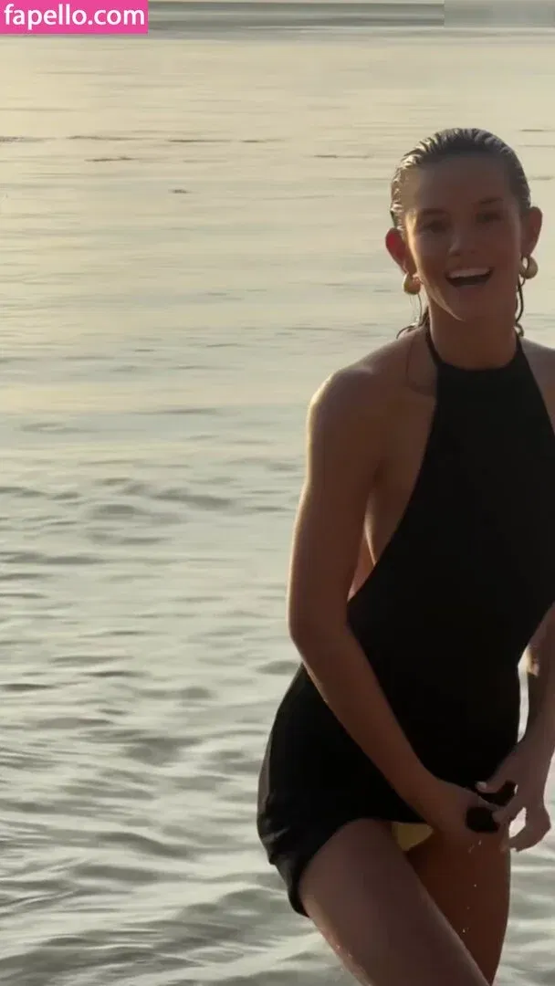 Nicola Cavanis Onlyfans Photo Gallery 