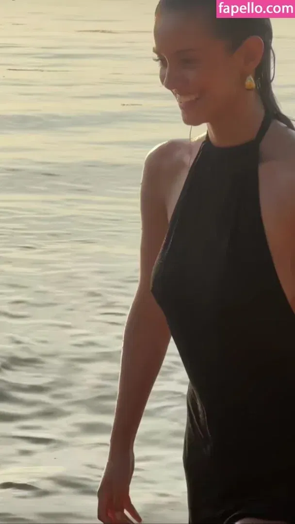 Nicola Cavanis Onlyfans Photo Gallery 