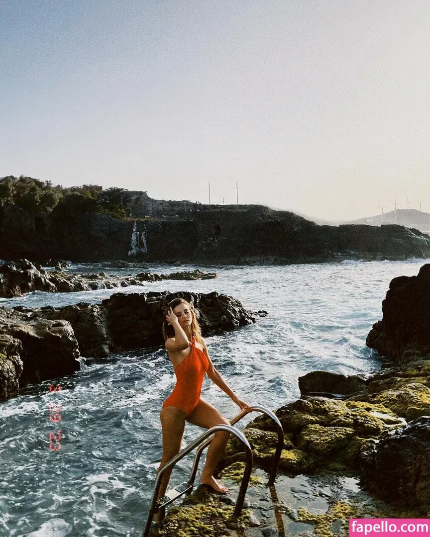 Nicola Cavanis Onlyfans Photo Gallery 