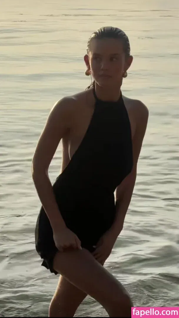 Nicola Cavanis Onlyfans Photo Gallery 