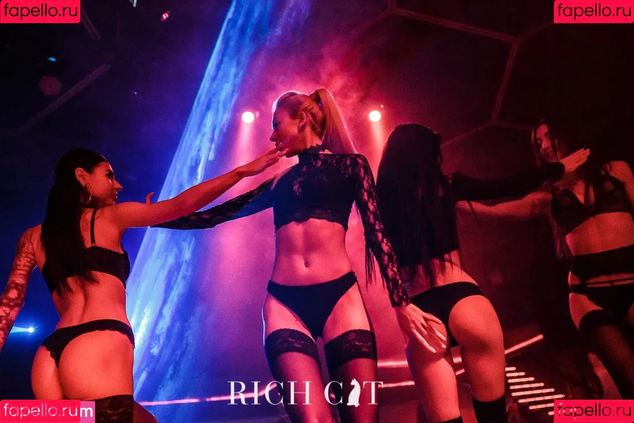 Gogo Stripper Onlyfans Photo Gallery 