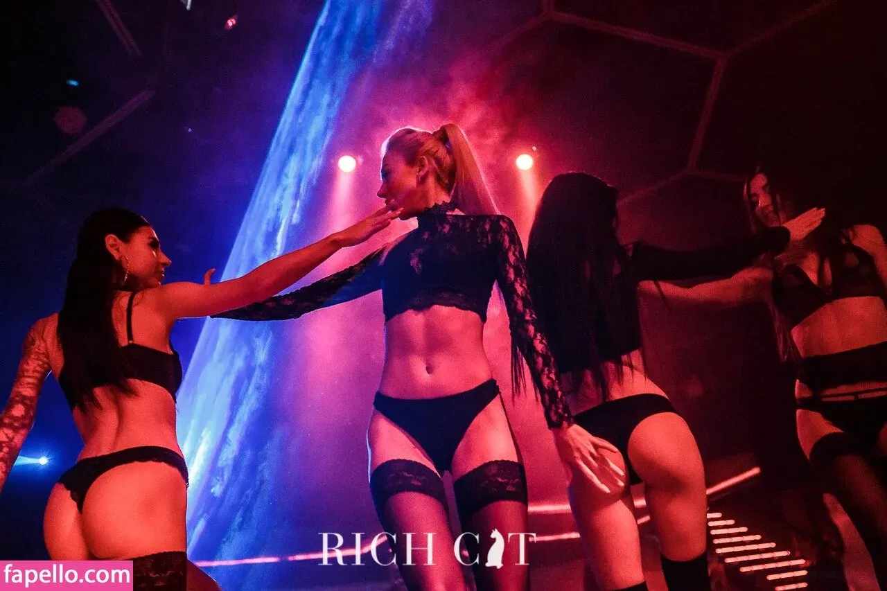 Gogo Stripper Onlyfans Photo Gallery 