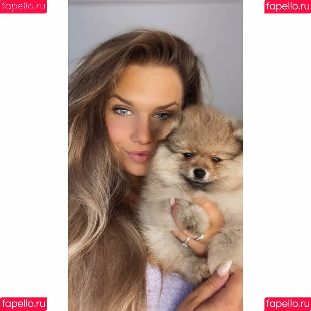 Joyce Straten Onlyfans Photo Gallery 