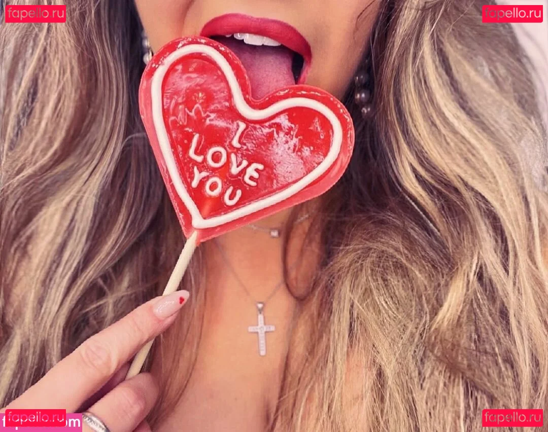 Joyce Straten Onlyfans Photo Gallery 