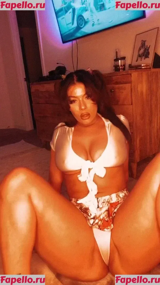 Officialzoerenea Onlyfans Photo Gallery 