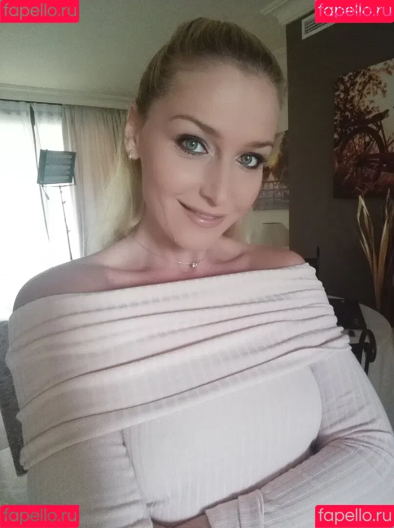 kathianobilixx Onlyfans Photo Gallery 