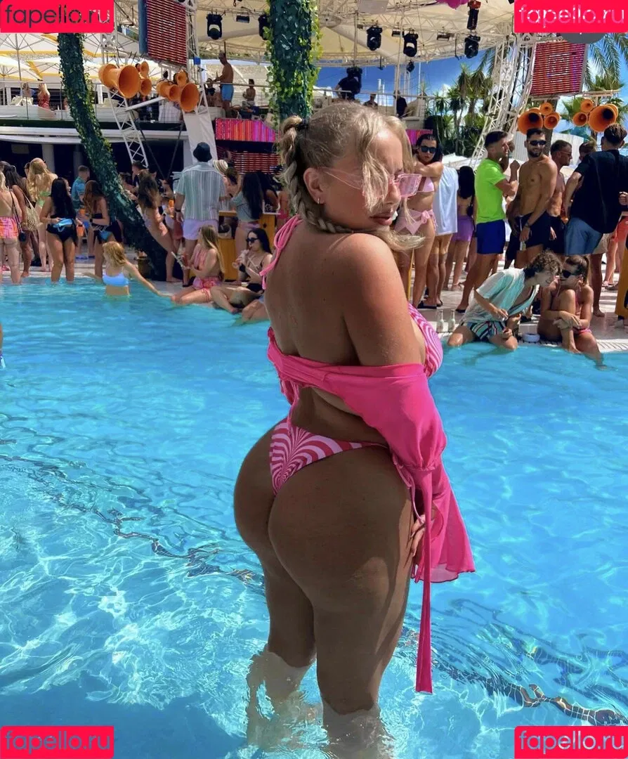 Aurora Onlyfans Photo Gallery 