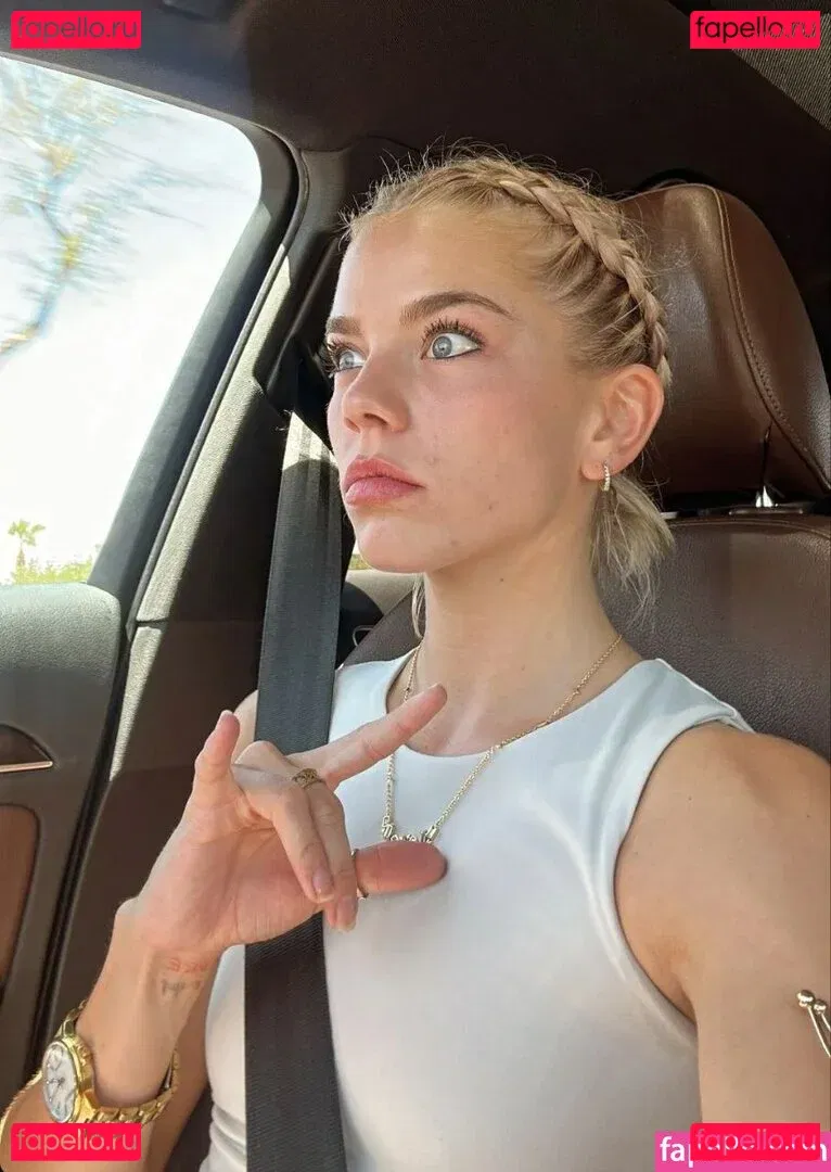 Becca Means Onlyfans Photo Gallery 