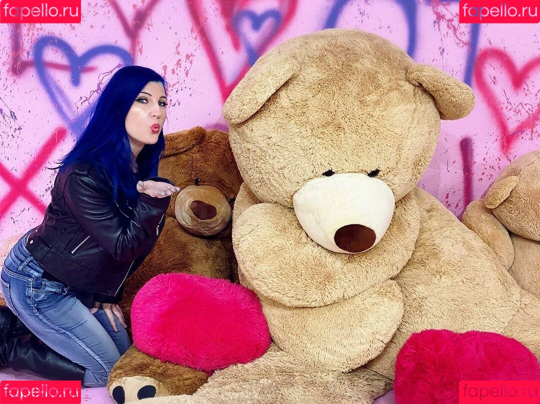 Leva Bates Onlyfans Photo Gallery 