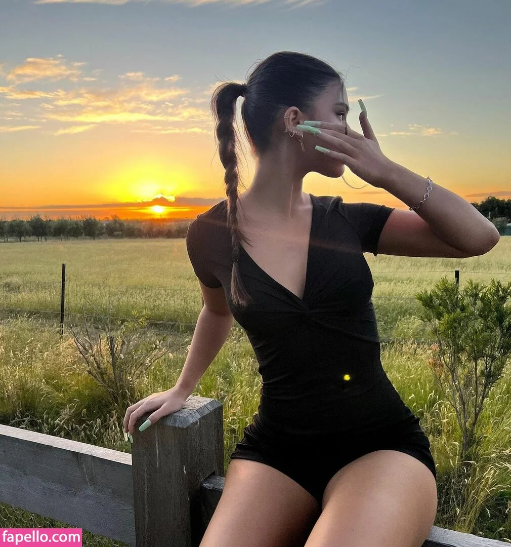 Leah Halton Onlyfans Photo Gallery 