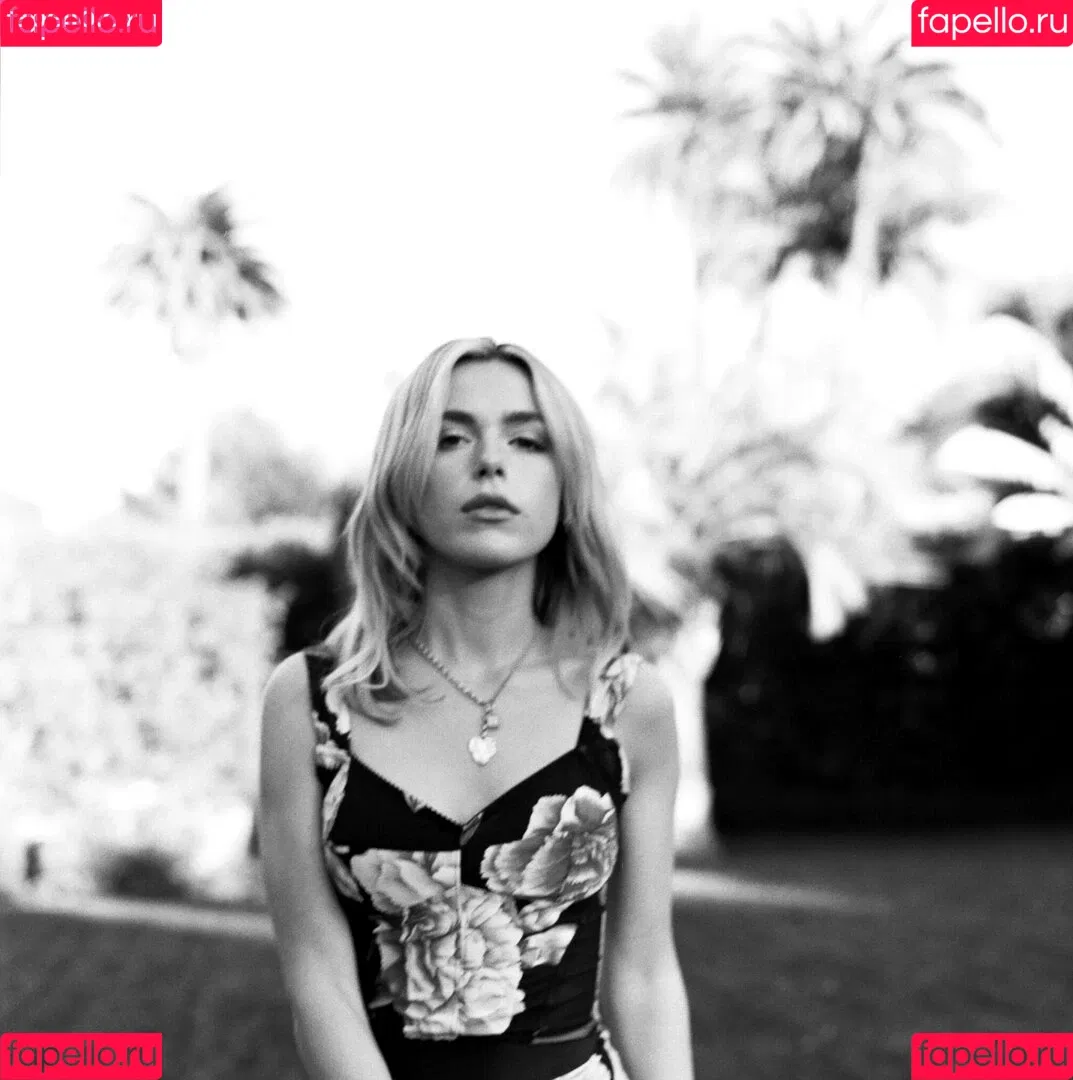 Kiernan Shipka Onlyfans Photo Gallery 