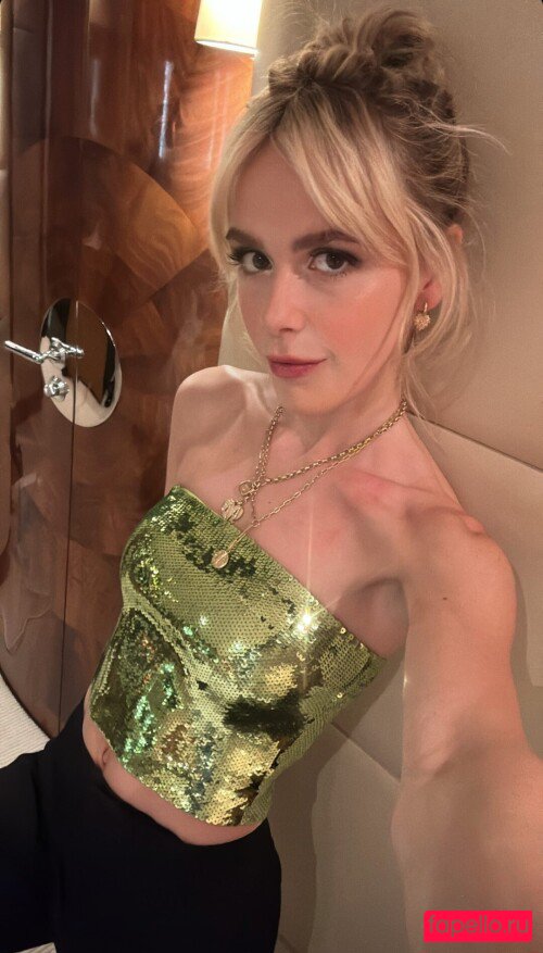 Kiernan Shipka Nude Onlyfans Photo 39