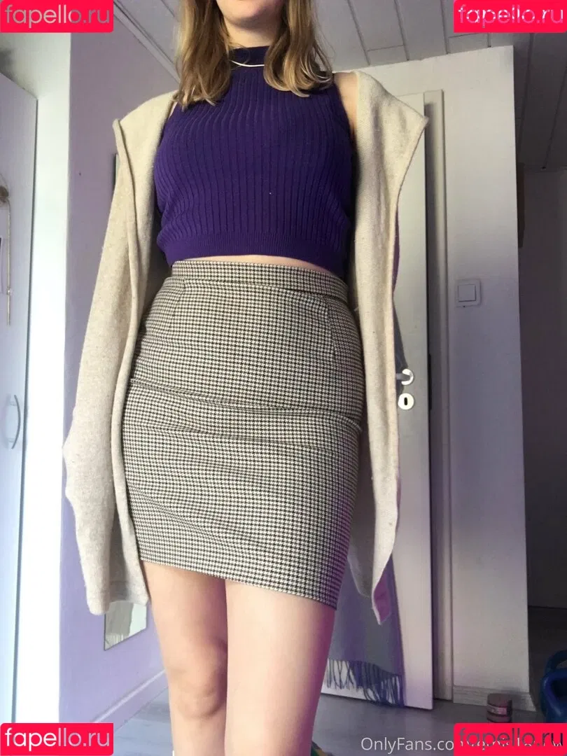 emis18now Onlyfans Photo Gallery 