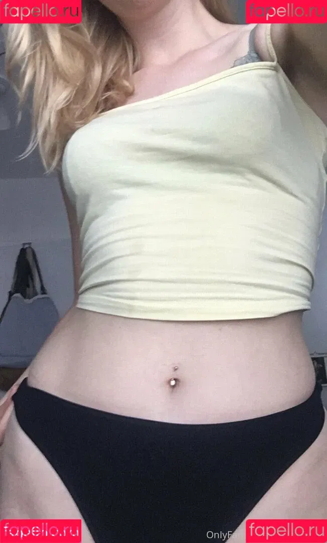 emis18now Onlyfans Photo Gallery 