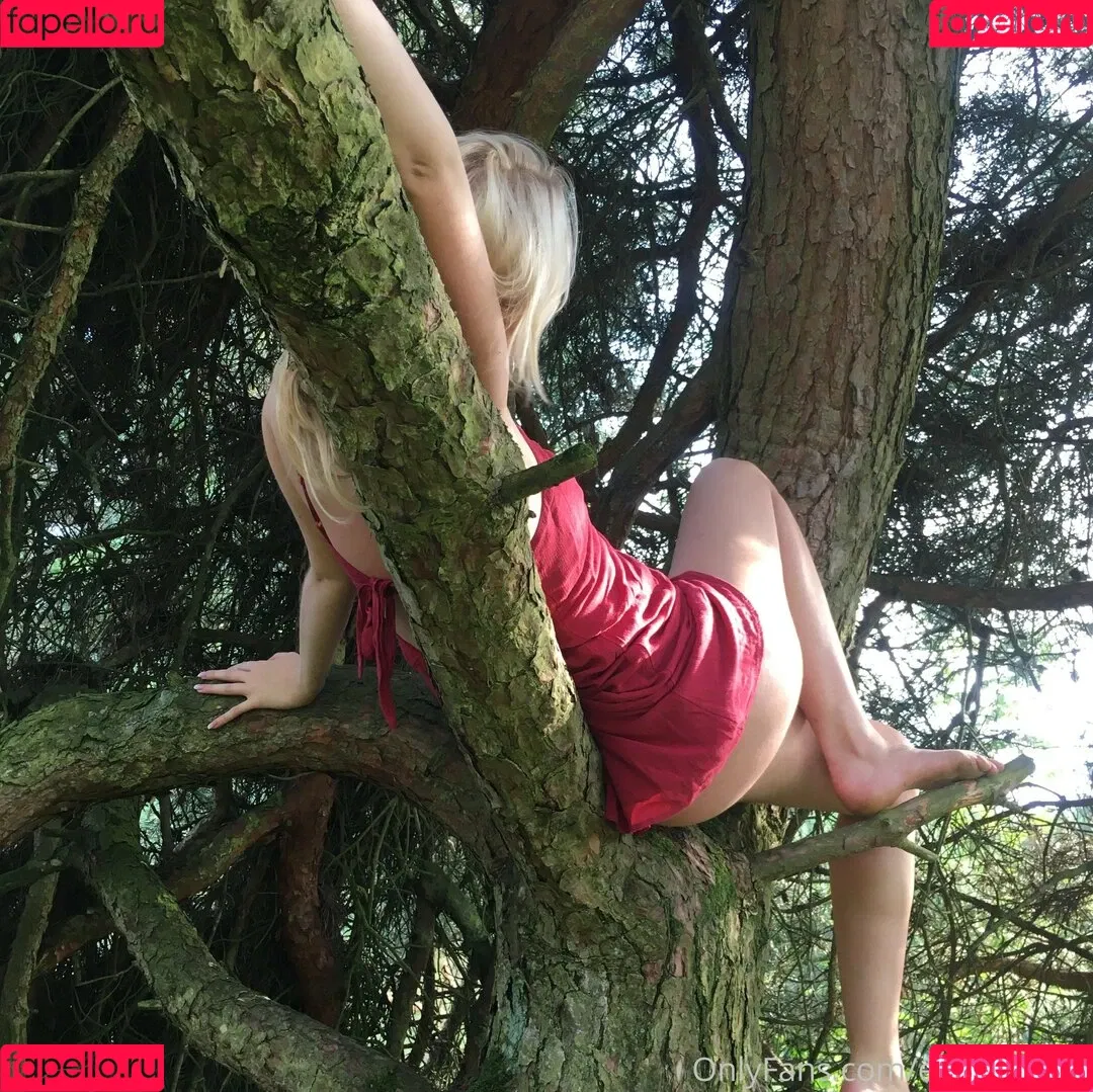 emis18now Onlyfans Photo Gallery 