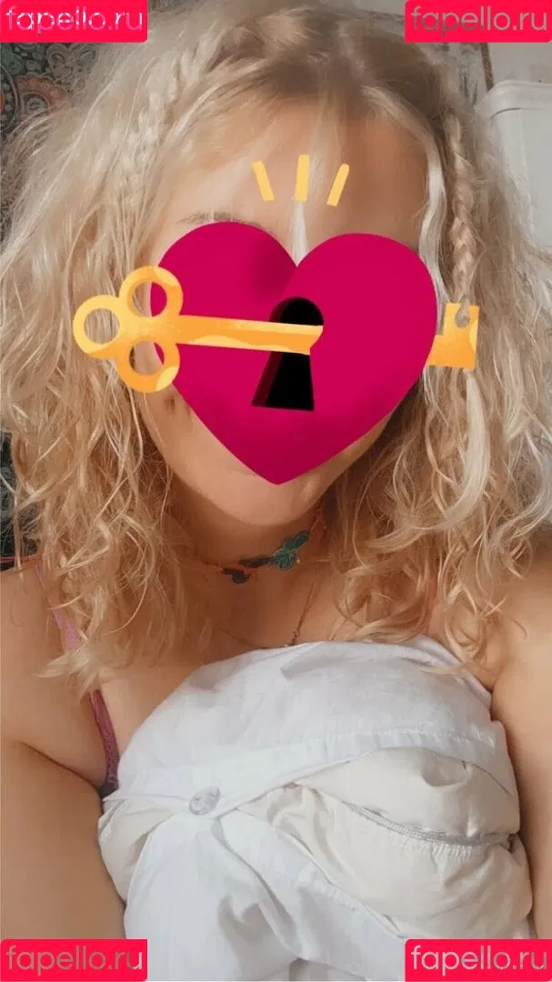 emis18now Onlyfans Photo Gallery 