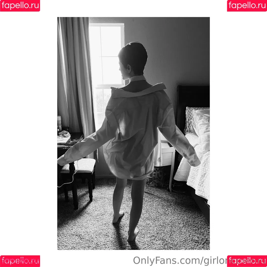 Girl On Cinema Onlyfans Photo Gallery 