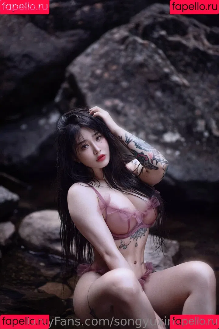 Songyuxin Hitomi Onlyfans Photo Gallery 