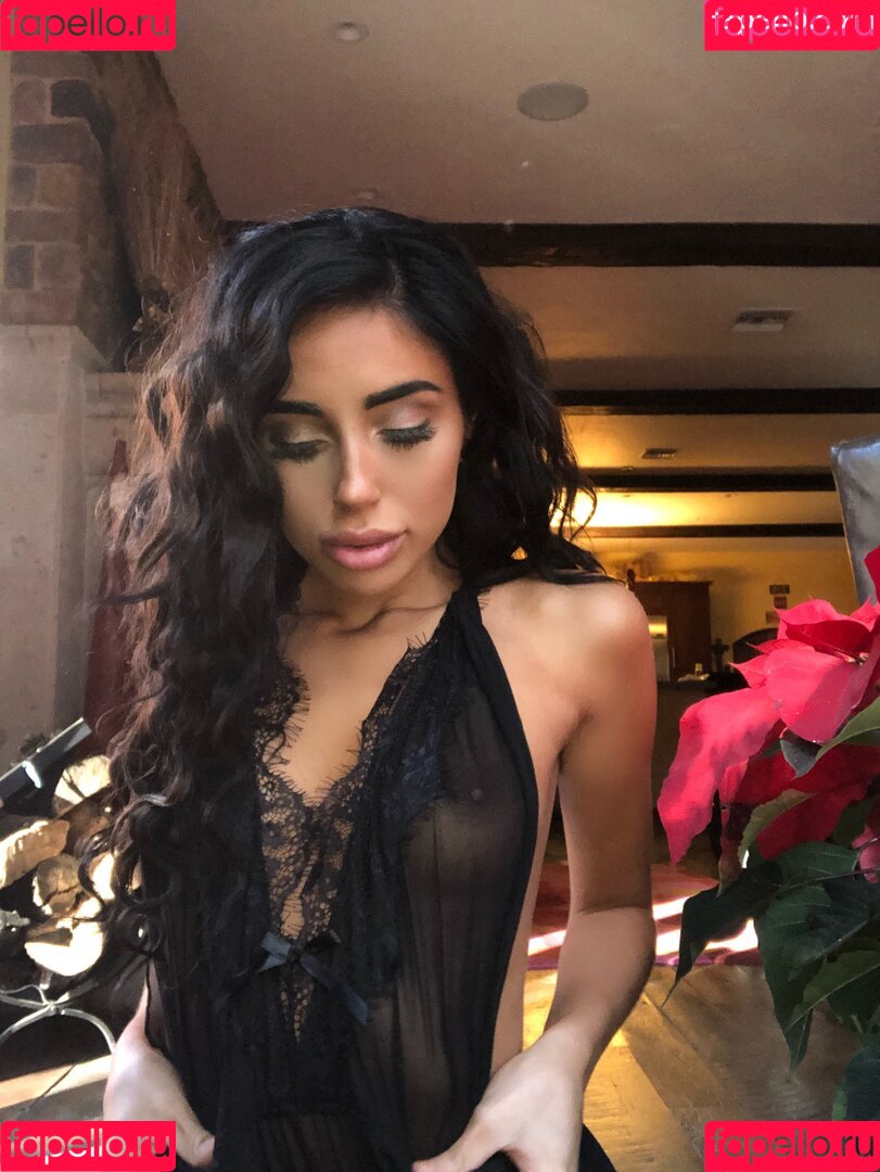 Naomi Woods Onlyfans Photo Gallery 