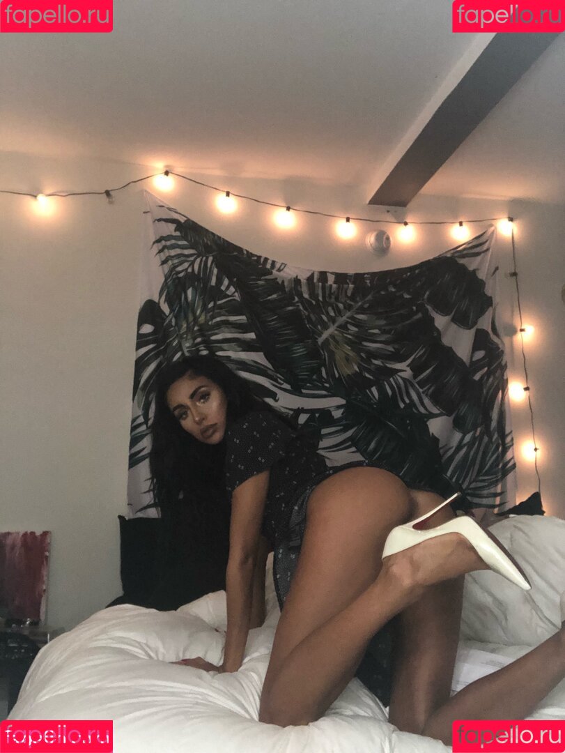 Naomi Woods Onlyfans Photo Gallery 