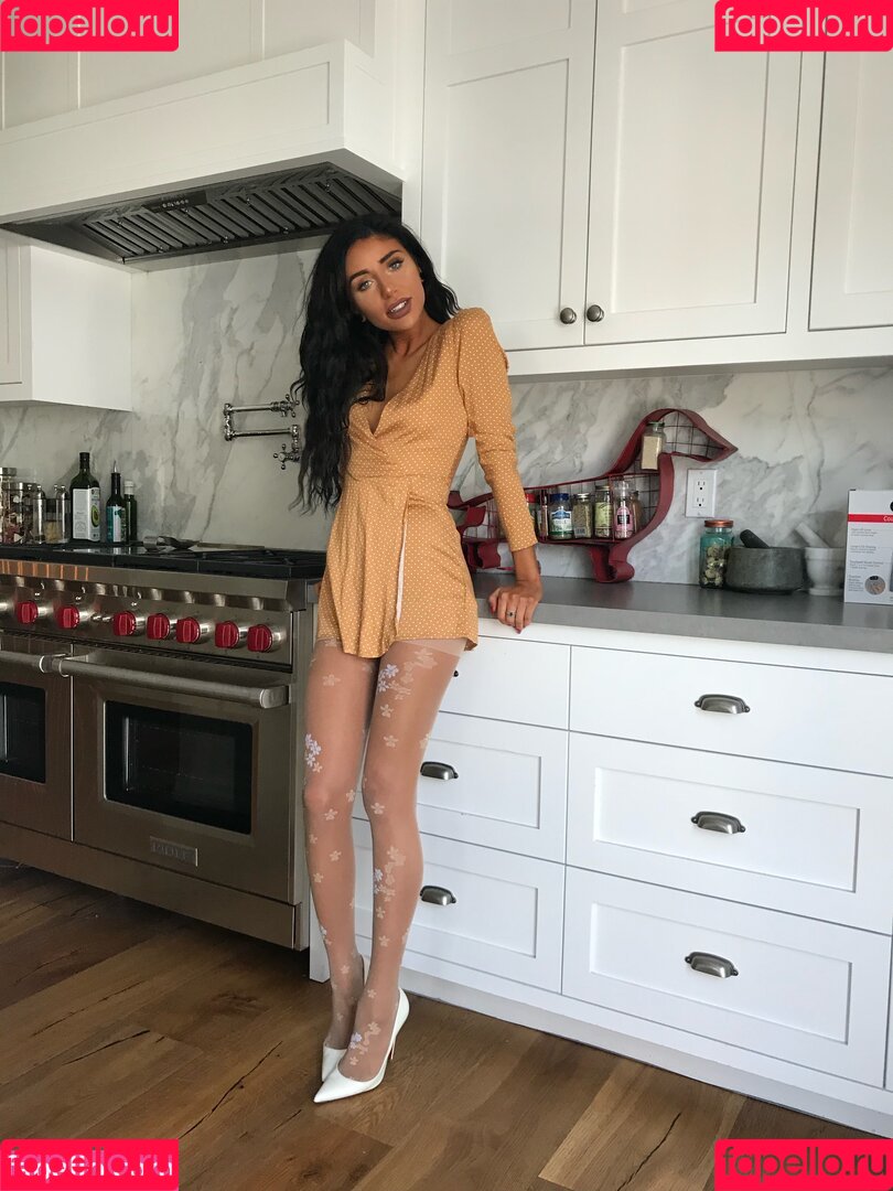 Naomi Woods Onlyfans Photo Gallery 