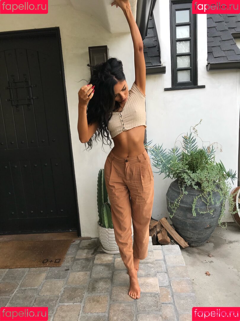 Naomi Woods Onlyfans Photo Gallery 