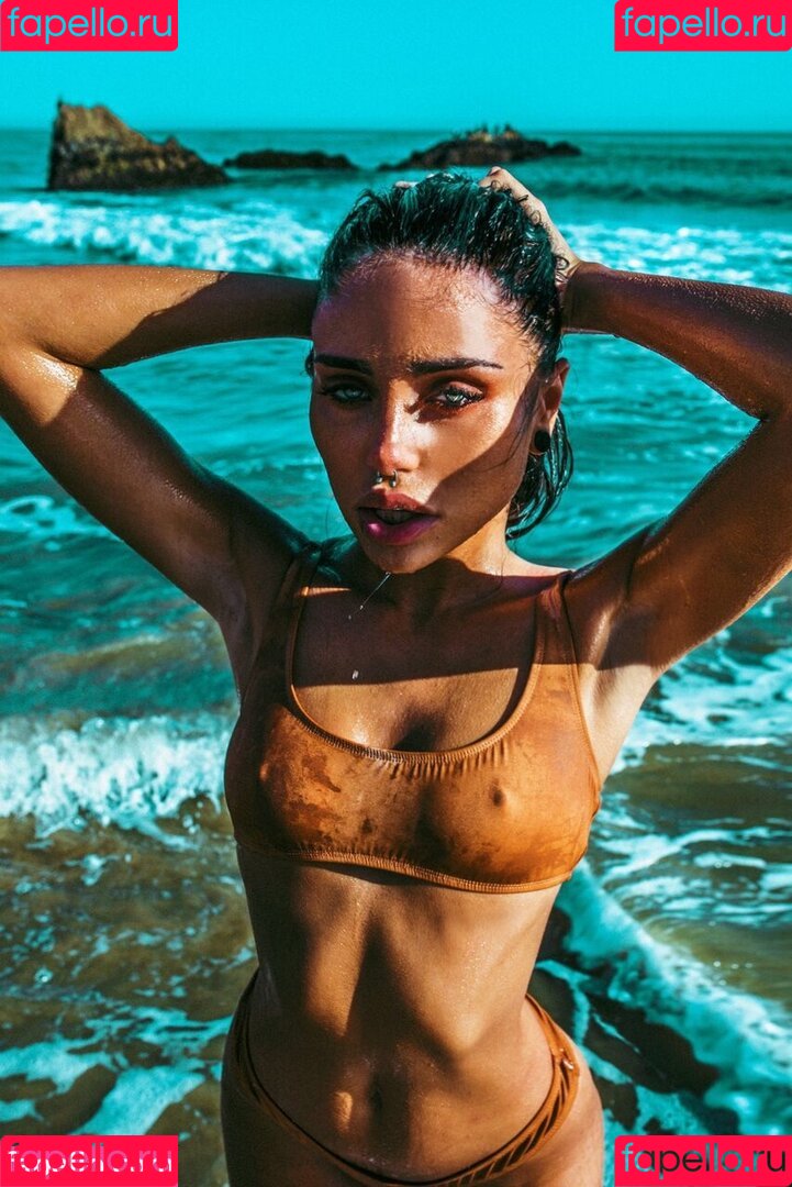 Naomi Woods Onlyfans Photo Gallery 