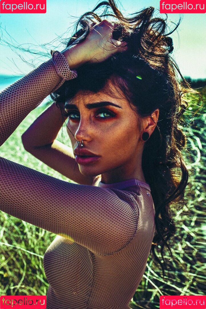 Naomi Woods Onlyfans Photo Gallery 