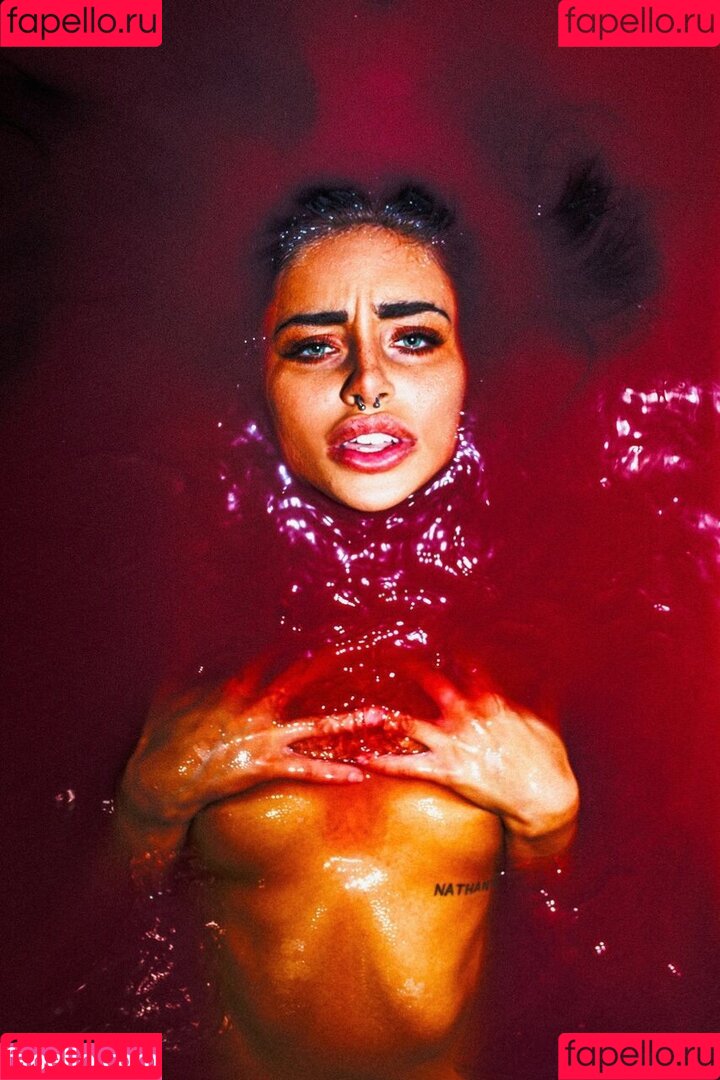 Naomi Woods Onlyfans Photo Gallery 