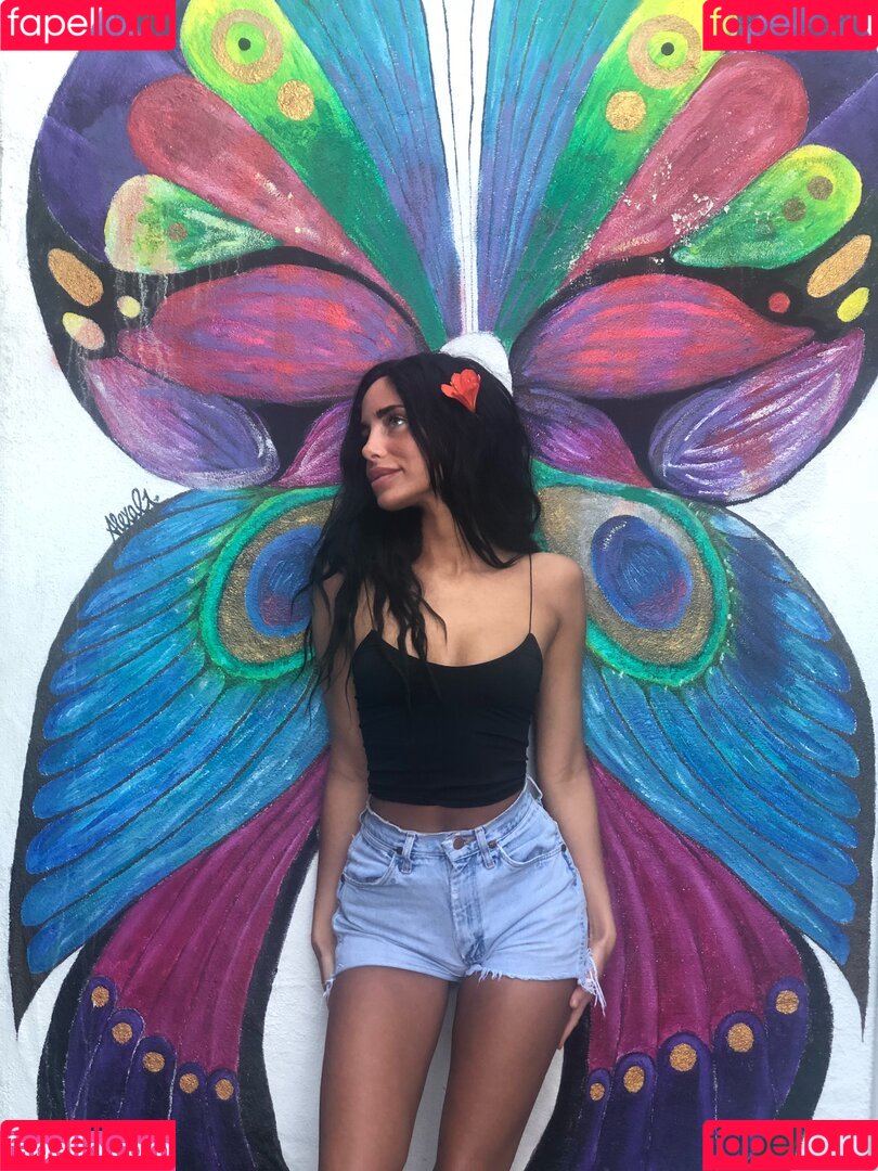 Naomi Woods Onlyfans Photo Gallery 