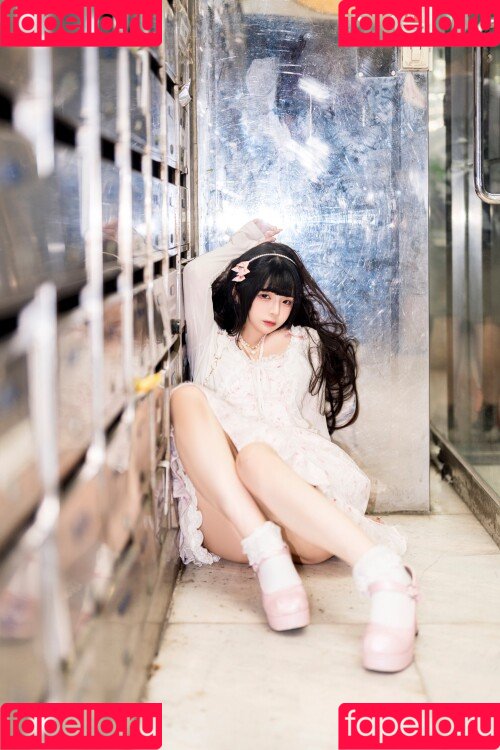 落落Raku Onlyfans Photo Gallery 