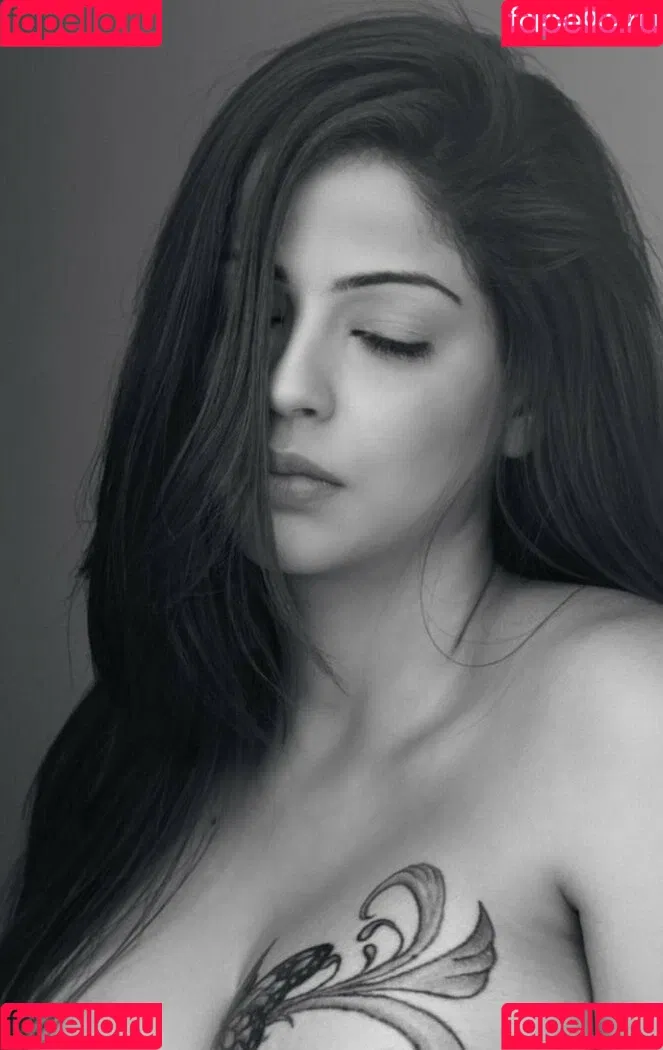 Zareen Zoya Khan Onlyfans Photo Gallery 