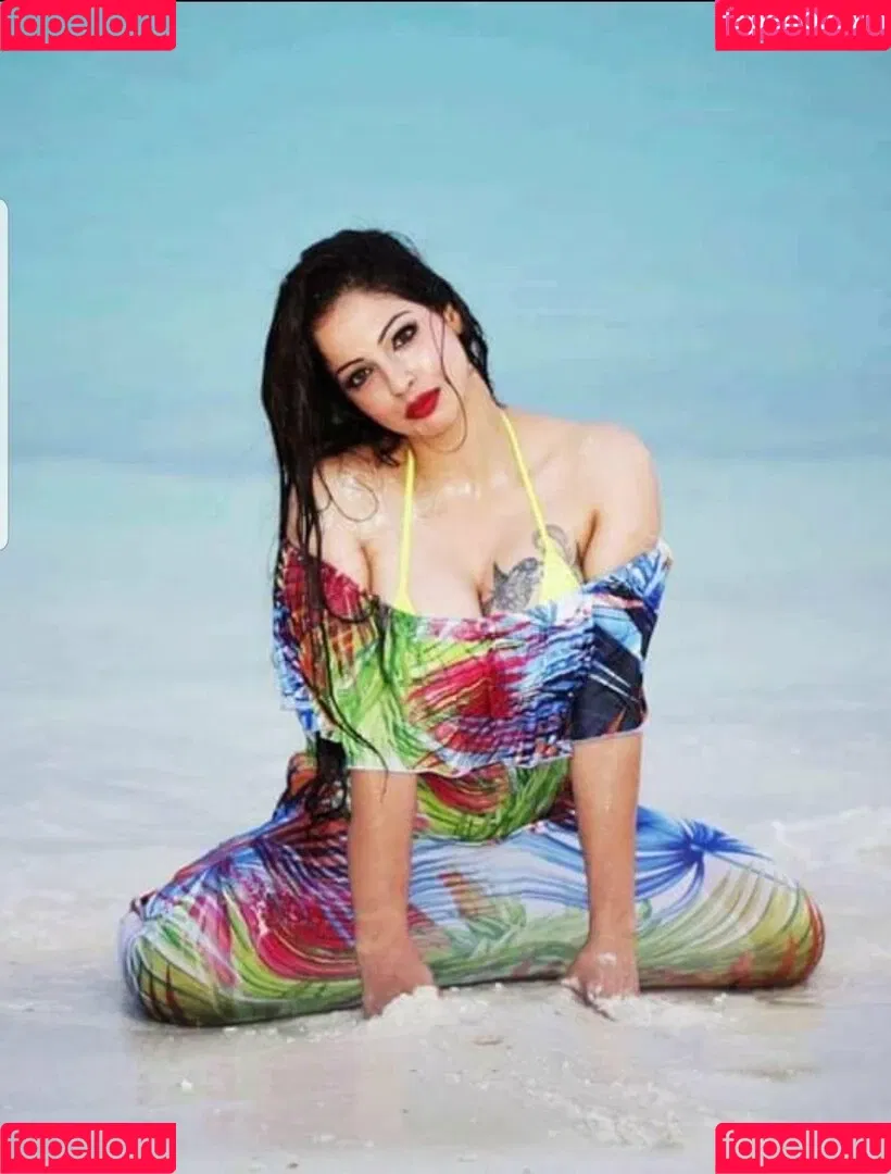 Zareen Zoya Khan Onlyfans Photo Gallery 
