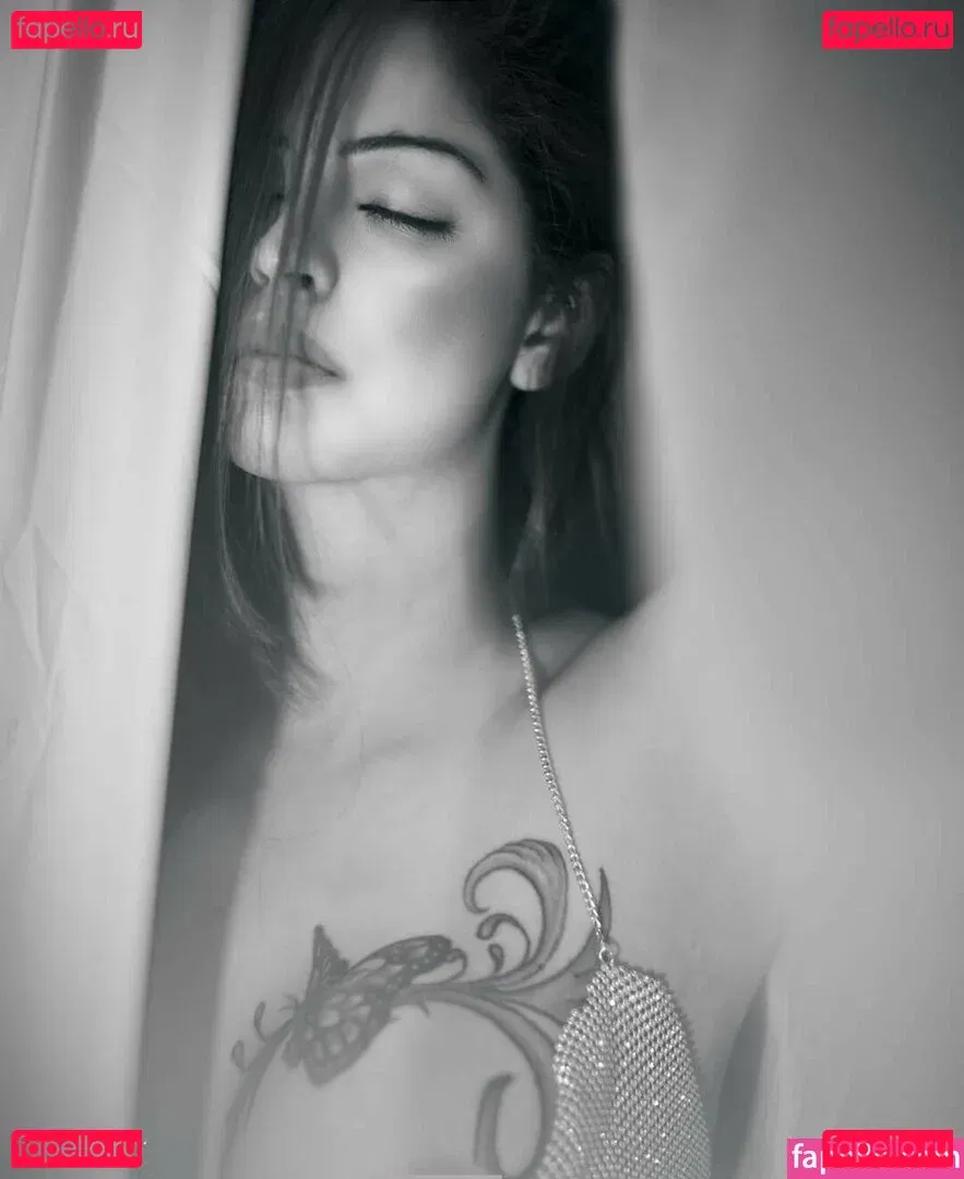 Zareen Zoya Khan Onlyfans Photo Gallery 